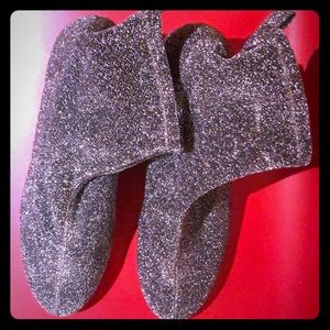 Silver glitter high ankle boots with round heel.